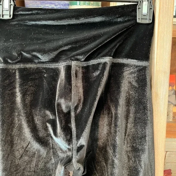 Beyond Yoga women’s velvet motion high waisted midi legging size small - Picture 3 of 11